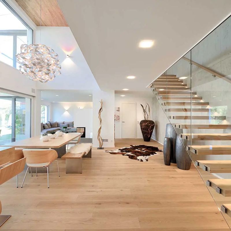 Wohnzimmer mit Parkettboden und Holztreppe
